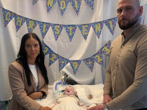 Беба Инди преминула у мајчиним рукама пошто је искључена са апарата за одржавање живота