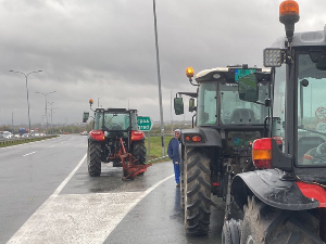 Пољопривредници на три сата блокирали прилаз ауто-путу Београд-Суботица код Каћке петље