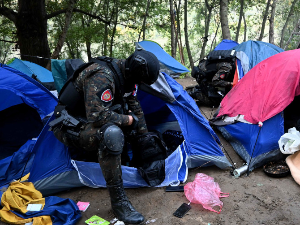 Гашић: Са подручја Сомбора премештено 1.102 мигранта, ухапшено 18 особа