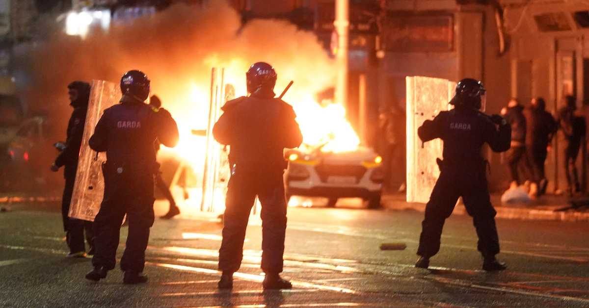 Немири у Даблину након напада код школе – запаљен аутобус, сукоб демонстраната са полицијом
