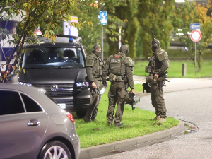 Аеродром у Хамбургу затворен, полиција преговара са мушкарцем који је аутомобилом пробио ограду