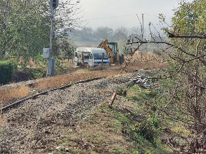 Воз ударио у комби код Дољевца, две особе повређене
