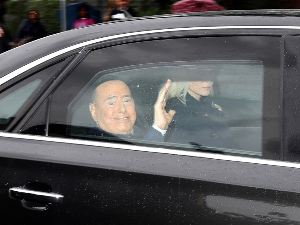 Силвио Берлускони после шест недеља изашао из болнице