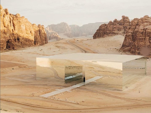 Светлуцава грађевина која трепери усред пустиње