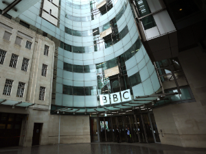Скандал на Би-Би-Сију – водитељ оптужен да је плаћао младића за експлицитне фотографије