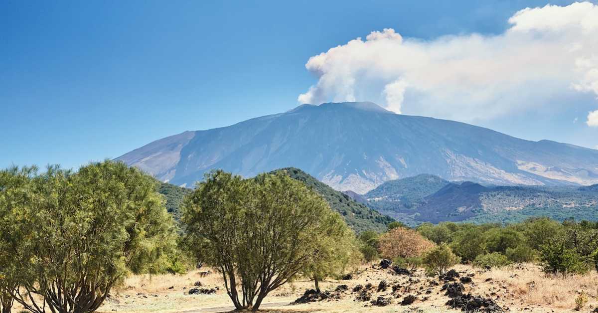 Кратер Етне није рупа него плитки тигањ – зашто треба волети вулкане и посећивати их