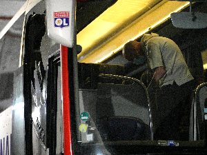 Хулигански напад на аутобус Олимпик Лиона, навијачи Марсеја повредили тренера Фабија Гроса