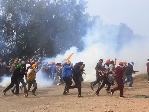 Индијски пољопривредници кренули ка Њу Делхију – полиција сузавцем и барикадама покушава да спречи окупљање