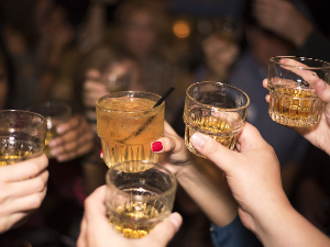 Млади "бинџују" алкохол на журкама – шта када дете кући долази пијано
