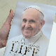 Папа Фрања одлучио да исприча своју животну причу