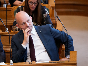 Лидер данске опозиционе странке преминуо после можданог удара на партијском скупу
