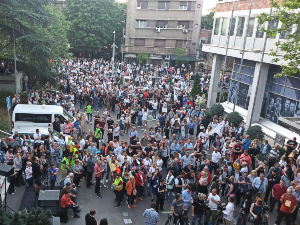 Протест Крени-промени организован испред зграде РТС-а, завршен шетњом до Генералштаба