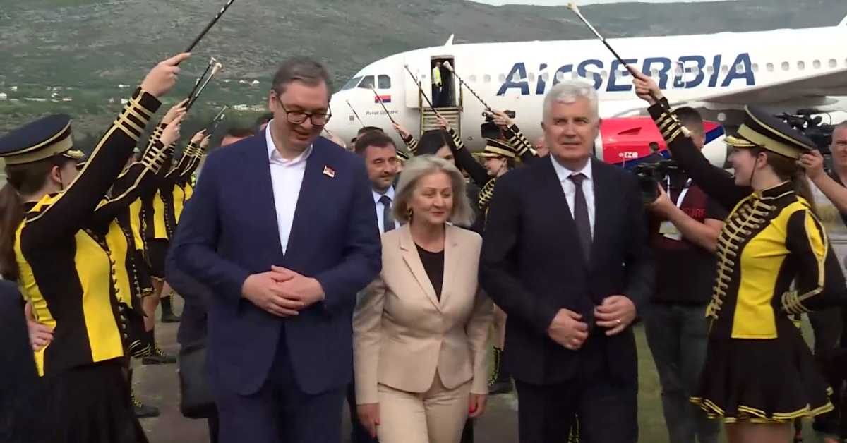Вучић стигао авионом Ер Србије у Мостар: Нова авио-линија ће додатно повезати два народа
