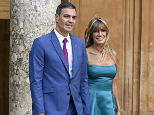 Шпански премијер Педро Санчез размишља о оставци након оптужби против његове супруге