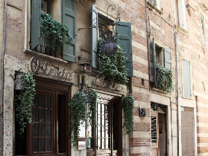 Трик ресторана у Италији – бесплатна боца вина за госте који не користе мобилни телефон