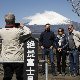 Због бахатих туриста Јапанци граде баријеру да блокирају поглед на планину Фуџи