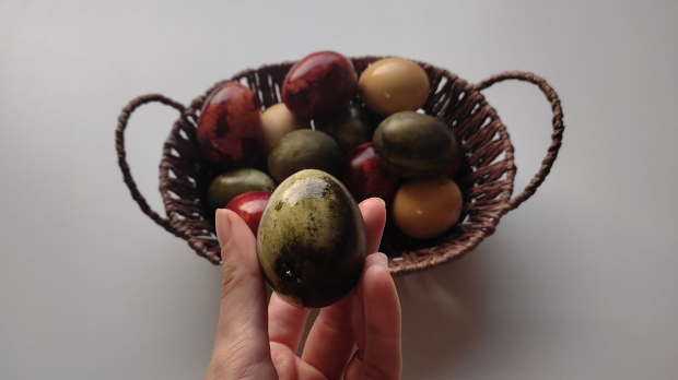 Како природним бојама да офарбате јаја у маслинасто зелену боју
