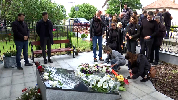 Годишњица масовног убиства – сећање на младе убијене у Малом Орашју и Дубони, цвеће положили и родитељи деце убијене у 