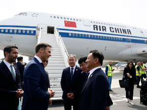 Кинески министри стигли у Београд, дочекао их Синиша Мали