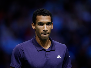 Оже-Алијасим први финалиста мастерса у Паризу (EPA-EFE / YOAN VALAT) Оже-Алијасим први финалиста мастерса у Паризу