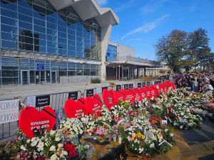 Комеморативним скуповима и парастосима обележено годину дана од пада надстрешнице на Железничкој станици у Новом Саду Комеморативним скуповима и парастосима обележено годину дана од пада надстрешнице на Железничкој станици у Новом Саду