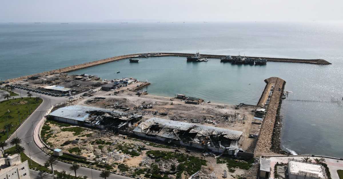 Техеран: Ормуз неће остати отворен ако САД наставе блокаду; 