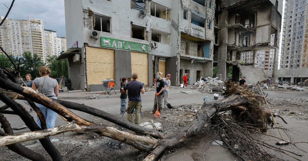 Руски удари на Кијев и Суми; украјински дронови погодили зграду у Курску
