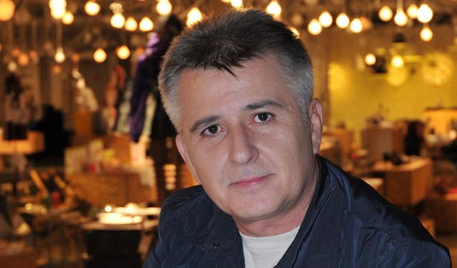 Slobodan Savić je od 1989. godine obavljao niz odgovornih dužnosti u RTS-u. Diplomirao je opštu književnost i teoriju književnosti na Filološkom fakultetu ... - Slobodan-Savic