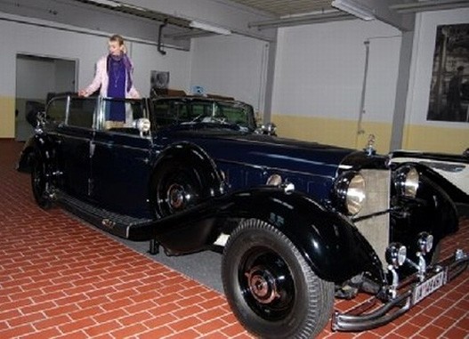 Automobil-u-garazi-pored-Bi.jpg Automobil-u-garazi-pored-Bi.jpg