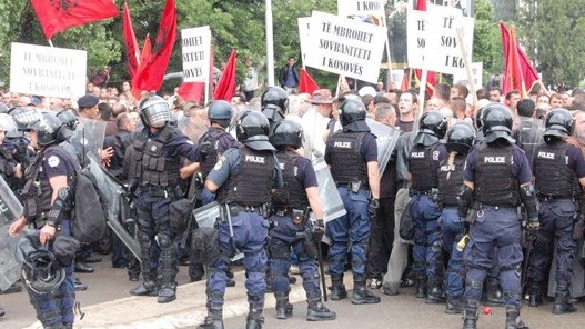 Kosovska-Mitrovica-neredi.jpg Kosovska-Mitrovica-neredi.jpg