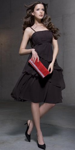 crna-haljina-crvena-torba.jpg