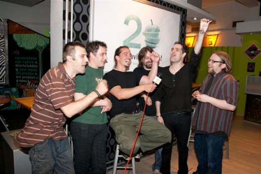 Lazar Sakan i clanovi bendova koji nastupaju na Jelen Top 10 turneji.jpg