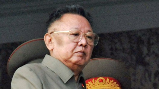 Kim-Dzong-Il-na-vojnoj-para.jpg