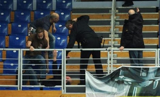 Povod za otkazivanje bila je krvava tuča u kojoj su učestvovali navijači Sent Paulija i Libeka u kojoj je povređeno 49 osoba, od čega 11 policajaca Povod za otkazivanje bila je krvava tuča u kojoj su učestvovali navijači Sent Paulija i Libeka u kojoj je povređeno 49 osoba, od čega 11 policajaca