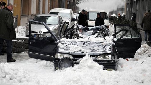 Sneg-smrskao-auto.jpg Sneg-smrskao-auto.jpg