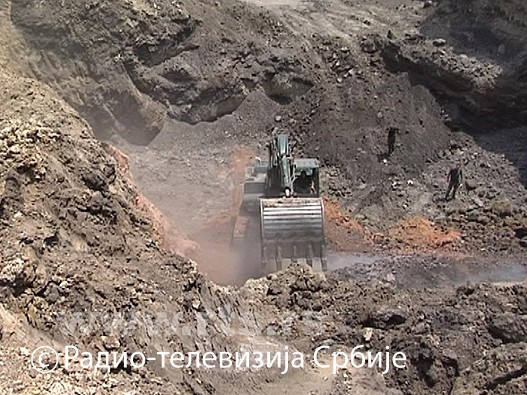 У селу Жиливоде, на Косову и Метохији, гори угаљ на месту где се врши ископавање у потрази за масовном гробницом У селу Жиливоде, на Косову и Метохији, гори угаљ на месту где се врши ископавање у потрази за масовном гробницом