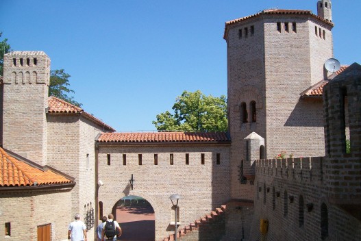 Ulaz u vilu dr Stankovica u Cortanovcima.jpg