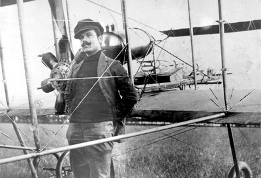 Mihailo Petrovic kraj aviona.jpg