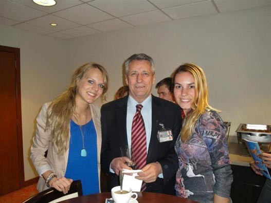 PROF.DR MILENKO PANIC SA STUDENTKINJAMA IZ HRVATSKE I SRBIJE.jpg