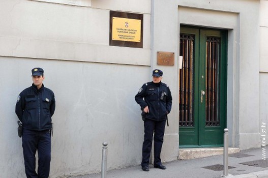 Molotovljevim  koktelom  na srpski konzulat