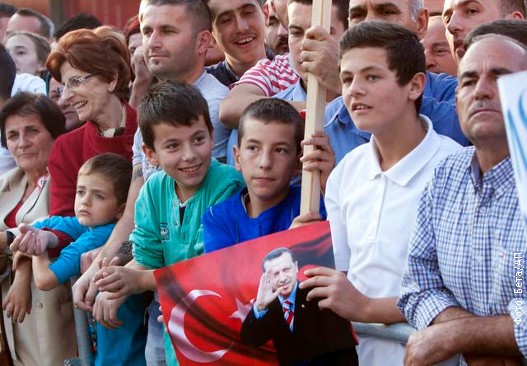 Prizren, okupljeni.jpg Prizren, okupljeni.jpg