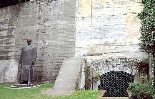 Titov-spomenik-u-Uzicu.jpg