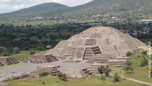 Piramide.jpg Piramide.jpg