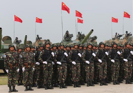 Kineska-vojska-ispred-tenkova.jpg