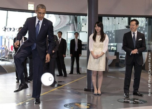 Obama-i-Asimo,-foto-2.jpg