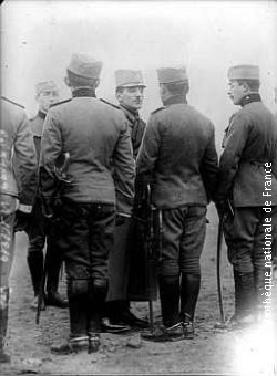 Regent Aleksandar sa srpskim oficirima.jpg