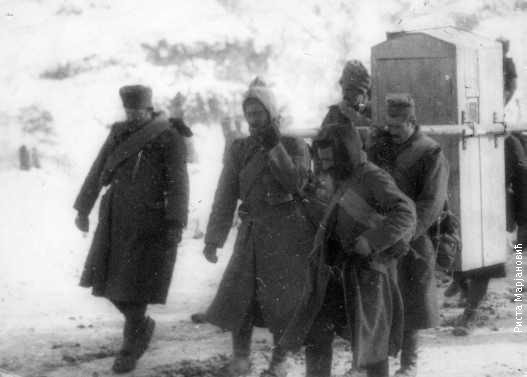 Srpski vojnici nose obolelog Putnika  preko albanskih planina.jpg