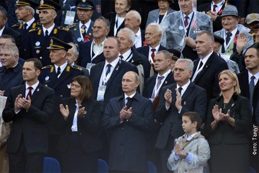 Nikolic i Putin na vojnoj paradi.jpg Nikolic i Putin na vojnoj paradi.jpg