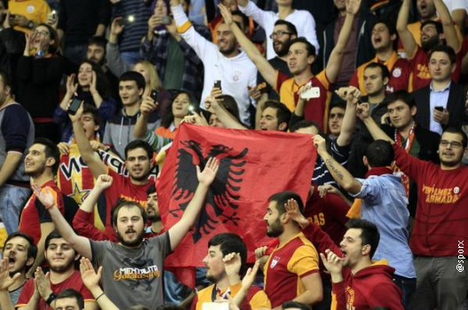 Albanska zastava u Istanbulu.jpg