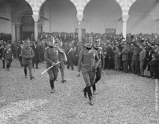 Regent%20Aleksandar%20sa%20oficirima.jpg